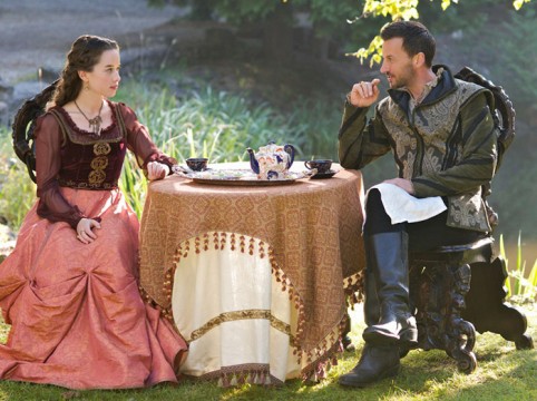 Pictured: (L-R) Anna Popplewell as Lola and Craig Parker as Lord Narcisse Photo Credit: Sven Frenzel/ The CW
