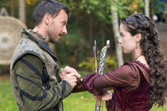 Pictured: (L-R) Craig Parker as Lord Narcisse and Anna Popplewell as Lola Photo Credit: Sven Frenzel/ The CW