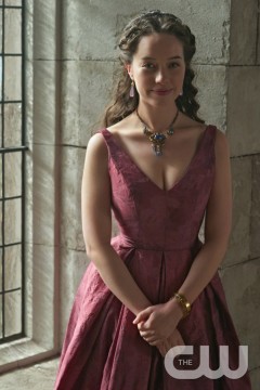Pictured: Anna Popplewell as Lola Photo Credit: Sven Frenzel/ The CW