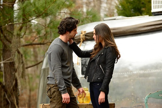 Pictured: (L-R) Nathan Parsons as Jackson and Phoebe Tonkin as Hayley Photo Credit: Guy D'Alema/The CW