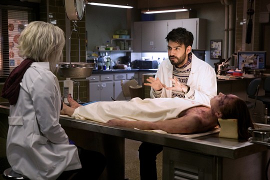 Pictured: (L-R) Rose McIver as Olivia Liv Moore and Rahul Kohli as Dr. Ravi Chakrabarti Photo Credit: Cate Cameron/ The CW