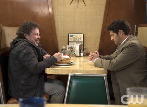 Pictured: (L-R) Curtis Armstrong as Metatron and Misha Collins as Castiel Photo Credit: Katie Yu/ The CW