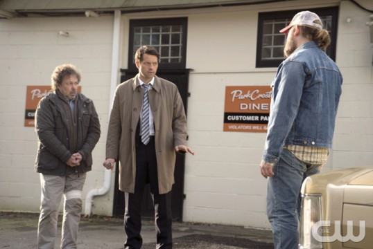 Pictured: Curtis Armstrong as Metatron and Misha Collins as Castiel Photo Credit: Katie Yu/ The CW